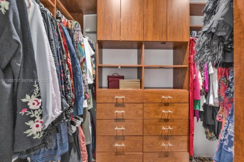 House in Miramar, Florida 7 bedrooms, 368.45 sq.m. № 1994566 - photo 25