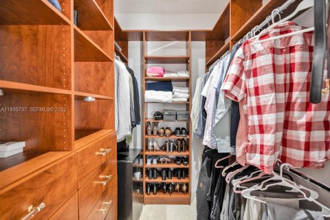 House in Miramar, Florida 7 bedrooms, 368.45 sq.m. № 1994566 - photo 24