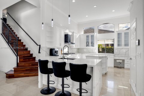 House in Miramar, Florida 7 bedrooms, 368.45 sq.m. № 1994566 - photo 10