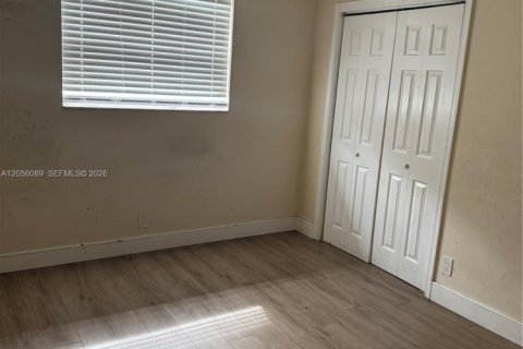 House in Lauderhill, Florida 3 bedrooms, 159.7 sq.m. № 2429993 - photo 5