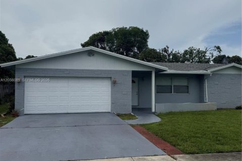 House in Lauderhill, Florida 3 bedrooms, 159.7 sq.m. № 2429993 - photo 2