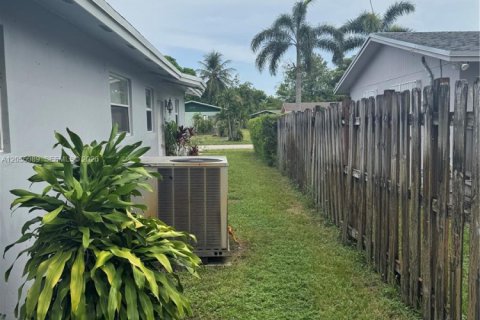 House in Lauderhill, Florida 3 bedrooms, 159.7 sq.m. № 2429993 - photo 12