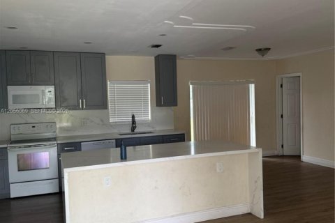 House in Lauderhill, Florida 3 bedrooms, 159.7 sq.m. № 2429993 - photo 3