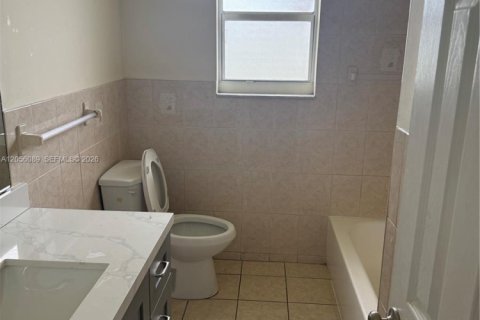 House in Lauderhill, Florida 3 bedrooms, 159.7 sq.m. № 2429993 - photo 7
