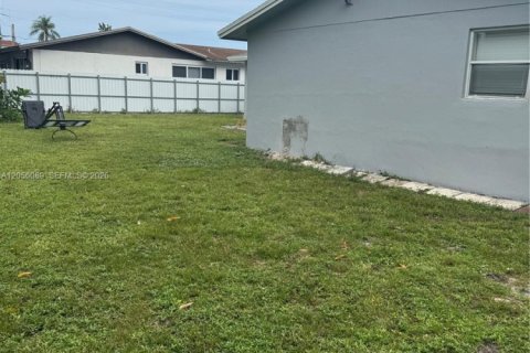 House in Lauderhill, Florida 3 bedrooms, 159.7 sq.m. № 2429993 - photo 15