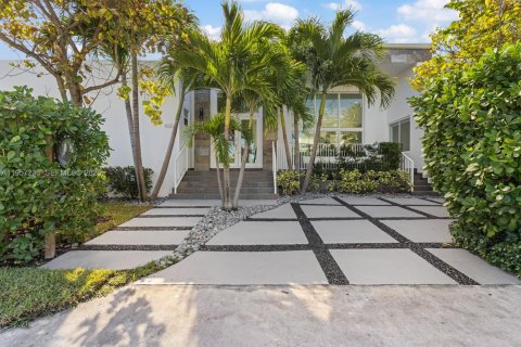 Дом в Серфсайд, Флорида 3 спальни, 253.07м2 № 2025796