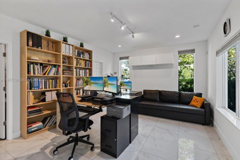 Купить виллу или дом в Серфсайд, Флорида 3 спальни, 253.07м2, № 2025796 - фото 21