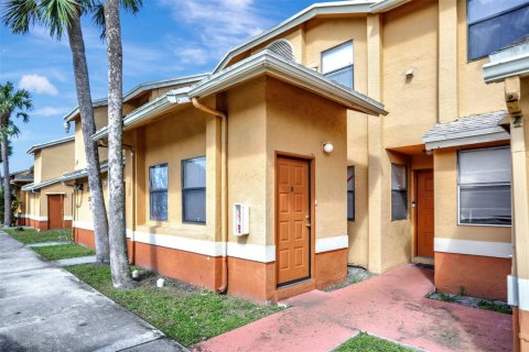 Condo in Lauderhill, Florida, 2 bedrooms  № 1011646 - photo 1