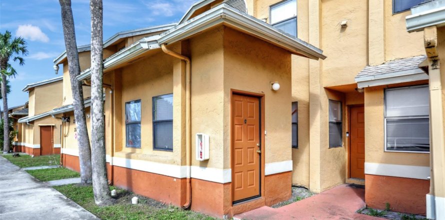 Condo in Lauderhill, Florida, 2 bedrooms  № 1011646