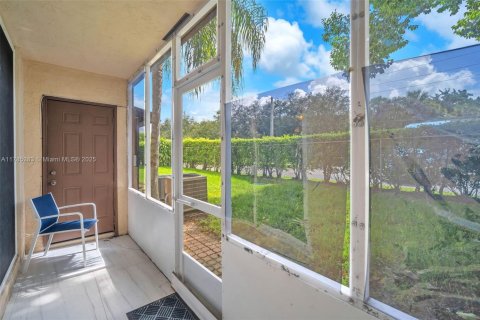 Townhouse in North Lauderdale, Florida 2 bedrooms, 115.38 sq.m. № 1701041 - photo 14