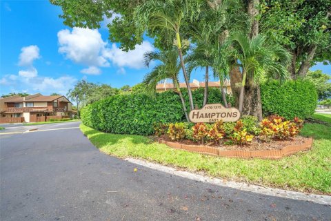 Townhouse in North Lauderdale, Florida 2 bedrooms, 115.38 sq.m. № 1701041 - photo 1