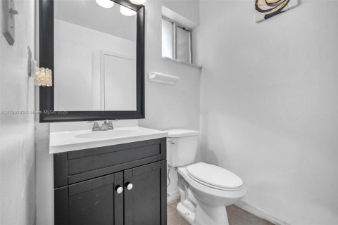 Townhouse in North Lauderdale, Florida 2 bedrooms, 115.38 sq.m. № 1701041 - photo 7