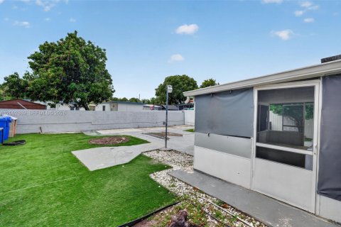 Commercial property in Miami, Florida 169.45 sq.m. № 2068210 - photo 22