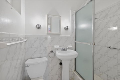 Commercial property in Miami, Florida 169.45 sq.m. № 2068210 - photo 13