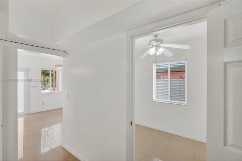 Commercial property in Miami, Florida 169.45 sq.m. № 2068210 - photo 14