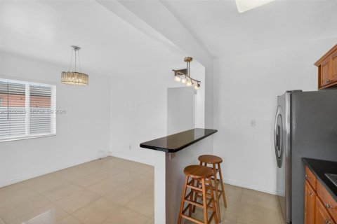 Commercial property in Miami, Florida 169.45 sq.m. № 2068210 - photo 6