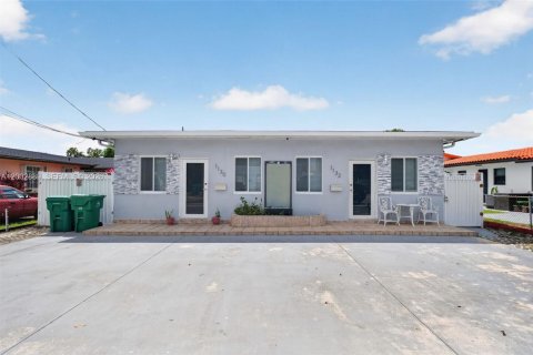 Commercial property in Miami, Florida 169.45 sq.m. № 2068210