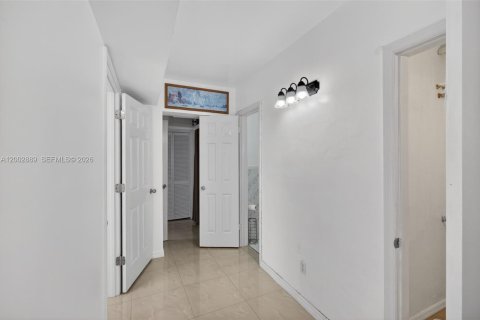 Commercial property in Miami, Florida 169.45 sq.m. № 2068210 - photo 11