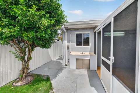 Commercial property in Miami, Florida 169.45 sq.m. № 2068210 - photo 26