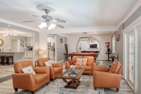 House in Port Richey, Florida 4 bedrooms, 216.56 sq.m. № 1688484 - photo 4