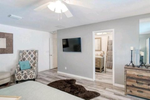 House in Port Richey, Florida 4 bedrooms, 216.56 sq.m. № 1688484 - photo 28