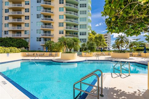 Condo in Miami, Florida, 1 bedroom  № 1923058 - photo 2