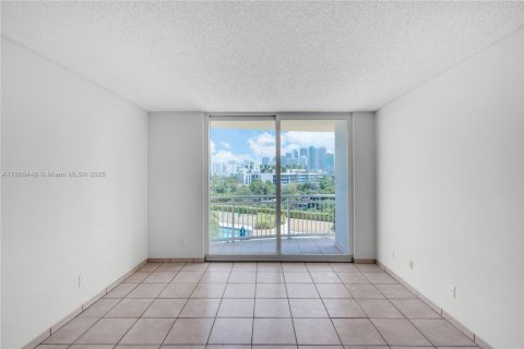 Copropriété à louer à Miami, Floride: 1 chambre, 78.97 m2 № 1923058 - photo 4