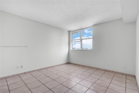 Condo in Miami, Florida, 1 bedroom  № 1923058 - photo 16