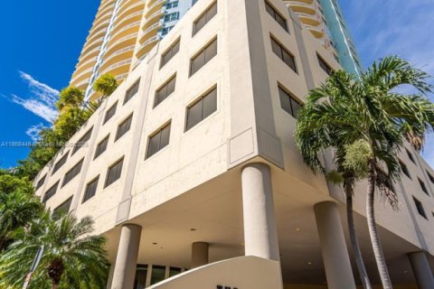 Condo in Miami, Florida, 1 bedroom  № 1923058 - photo 1