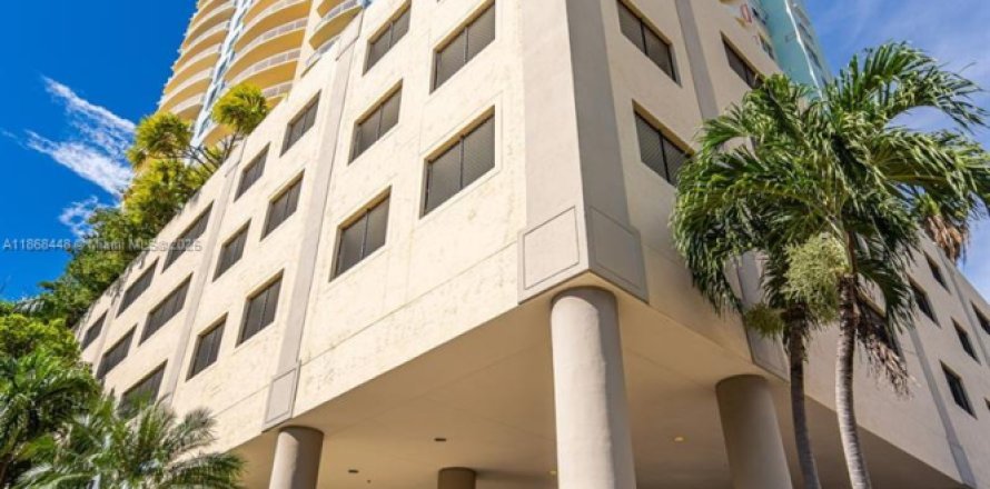 Condo in Miami, Florida, 1 bedroom № 1923058