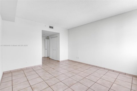 Condo in Miami, Florida, 1 bedroom  № 1923058 - photo 17