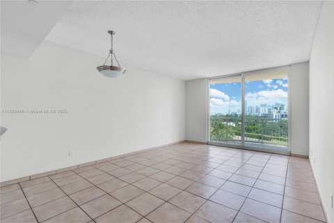 Condo in Miami, Florida, 1 bedroom  № 1923058 - photo 5