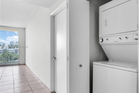 Condo in Miami, Florida, 1 bedroom  № 1923058 - photo 11