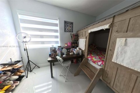 Casa en venta en Miami, Florida, 4 dormitorios, 180.51 m2 № 1948494 - foto 14