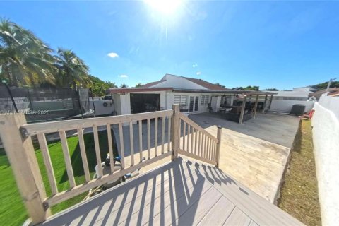 Casa en venta en Miami, Florida, 4 dormitorios, 180.51 m2 № 1948494 - foto 27