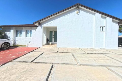 Casa en venta en Miami, Florida, 4 dormitorios, 180.51 m2 № 1948494 - foto 16