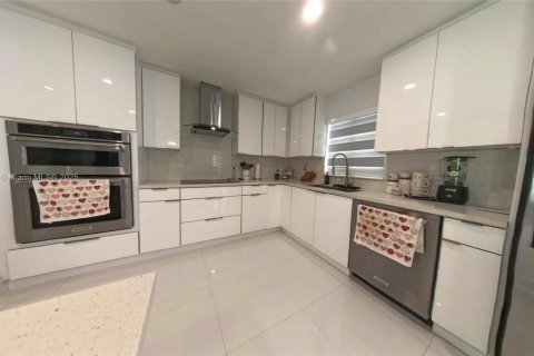 Casa en venta en Miami, Florida, 4 dormitorios, 180.51 m2 № 1948494 - foto 3