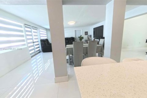 Casa en venta en Miami, Florida, 4 dormitorios, 180.51 m2 № 1948494 - foto 20