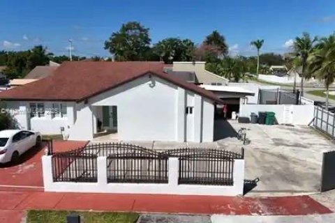 Casa en venta en Miami, Florida, 4 dormitorios, 180.51 m2 № 1948494 - foto 1