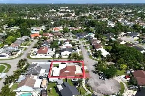 Casa en venta en Miami, Florida, 4 dormitorios, 180.51 m2 № 1948494 - foto 6