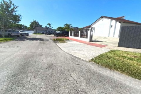 Casa en venta en Miami, Florida, 4 dormitorios, 180.51 m2 № 1948494 - foto 29