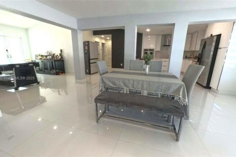 Casa en venta en Miami, Florida, 4 dormitorios, 180.51 m2 № 1948494 - foto 4