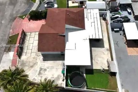 Casa en venta en Miami, Florida, 4 dormitorios, 180.51 m2 № 1948494 - foto 10