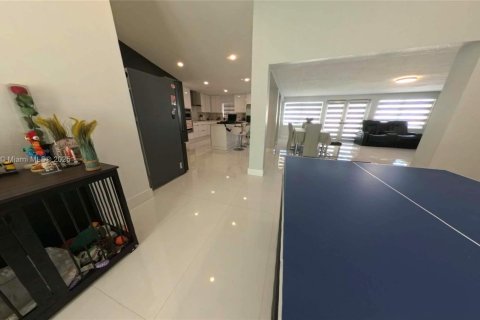 Casa en venta en Miami, Florida, 4 dormitorios, 180.51 m2 № 1948494 - foto 18