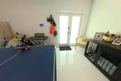 Casa en venta en Miami, Florida, 4 dormitorios, 180.51 m2 № 1948494 - foto 17