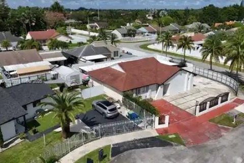 Casa en venta en Miami, Florida, 4 dormitorios, 180.51 m2 № 1948494 - foto 9