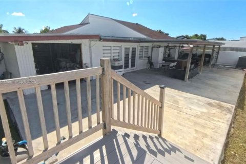 Casa en venta en Miami, Florida, 4 dormitorios, 180.51 m2 № 1948494 - foto 2