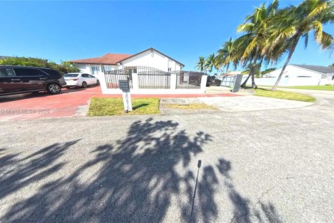 Casa en venta en Miami, Florida, 4 dormitorios, 180.51 m2 № 1948494 - foto 25