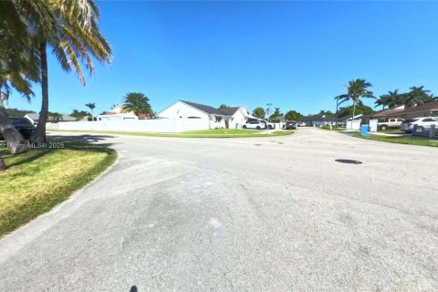 Casa en venta en Miami, Florida, 4 dormitorios, 180.51 m2 № 1948494 - foto 30