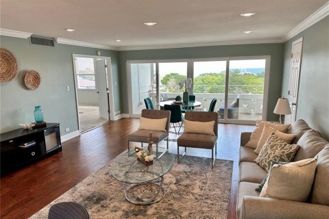 Condo in Saint Petersburg, Florida, 2 bedrooms  № 1806662 - photo 12